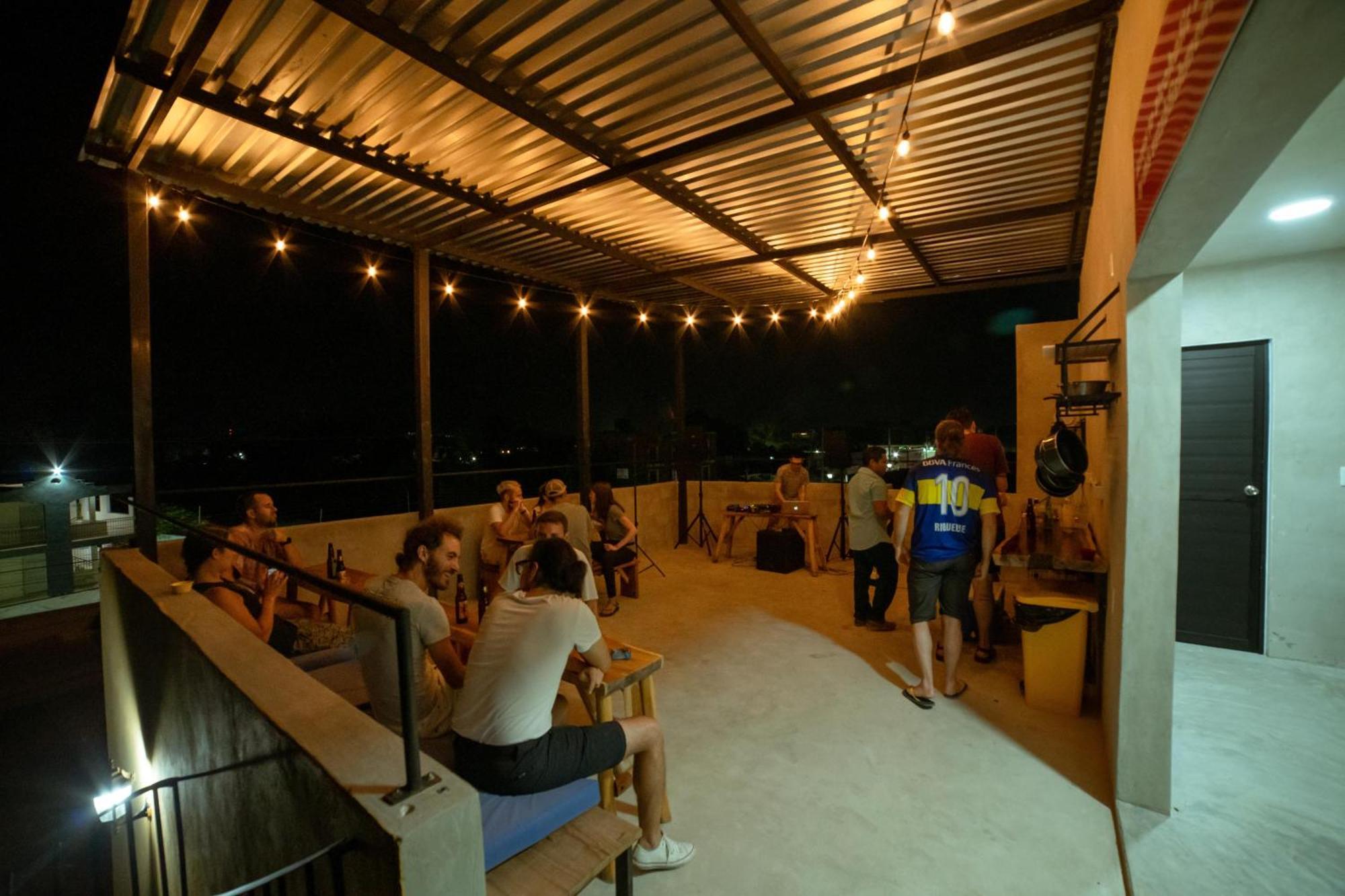 New Friends Hostel & Bar Adults Only 巴利亚多利德 外观 照片